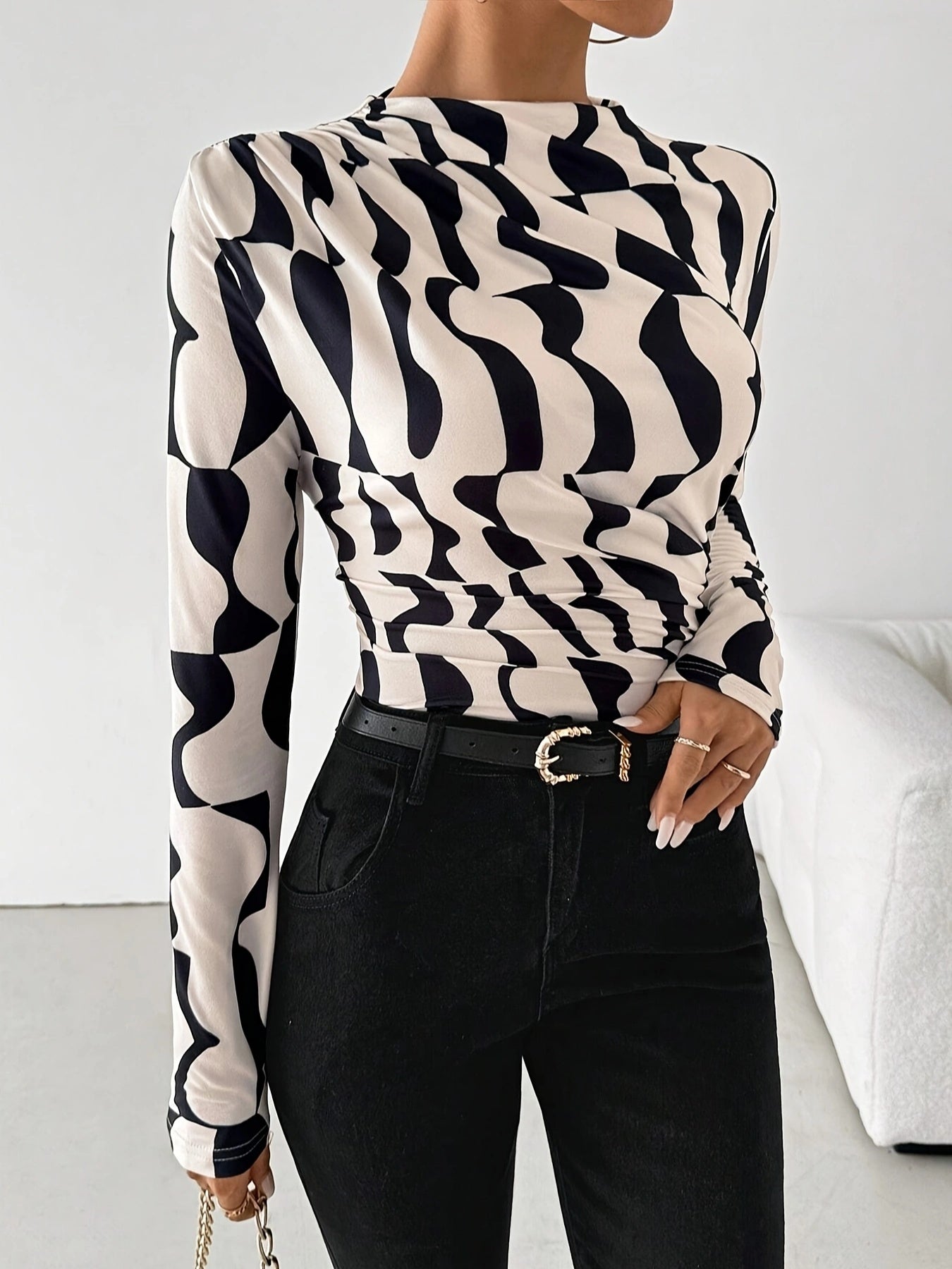 Women'S Chic Asymmetrical Geometric Print Pleated Edge T-Shirt - High Neck, Slim Fit, Black & White Design, Perfect for Spring/Summer/Fall, Versatile Fashion Item|Slim Fit Top|Glossy Texture