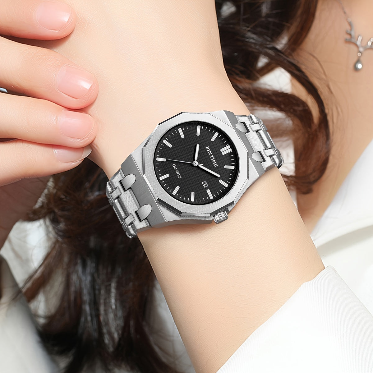 A Quartz-made Ladies' Watch With A 12-sided Case Featuring A Calendar, Suitable For All Occasions, Looks Good On Any Woman Wearing It.