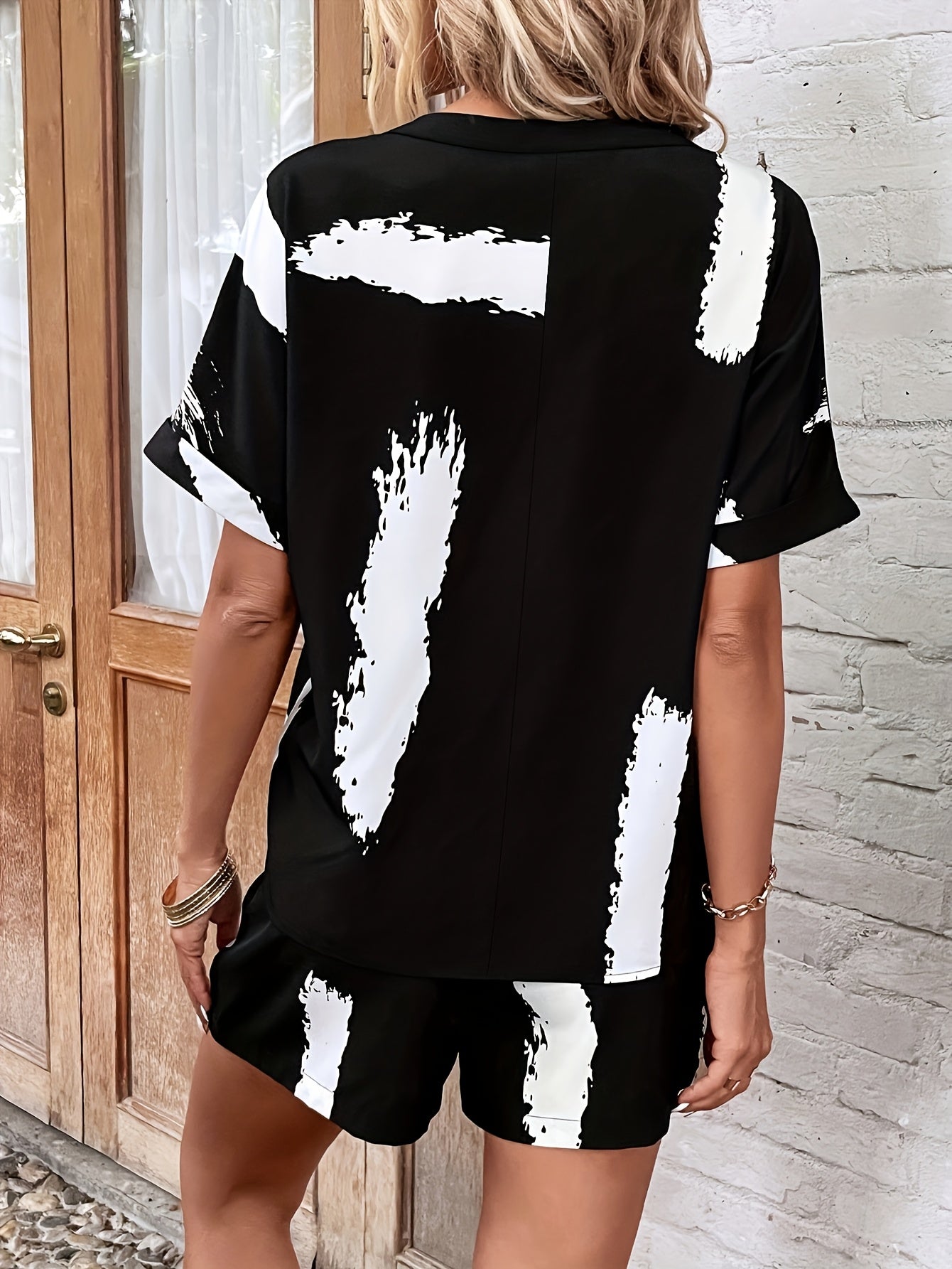 2pcs Women'S Abstract Print V-Neck Batwing Sleeve Top with Elastic Waist Lace-Up Shorts Set, Polyester Blend, All-Season Woven Outfit