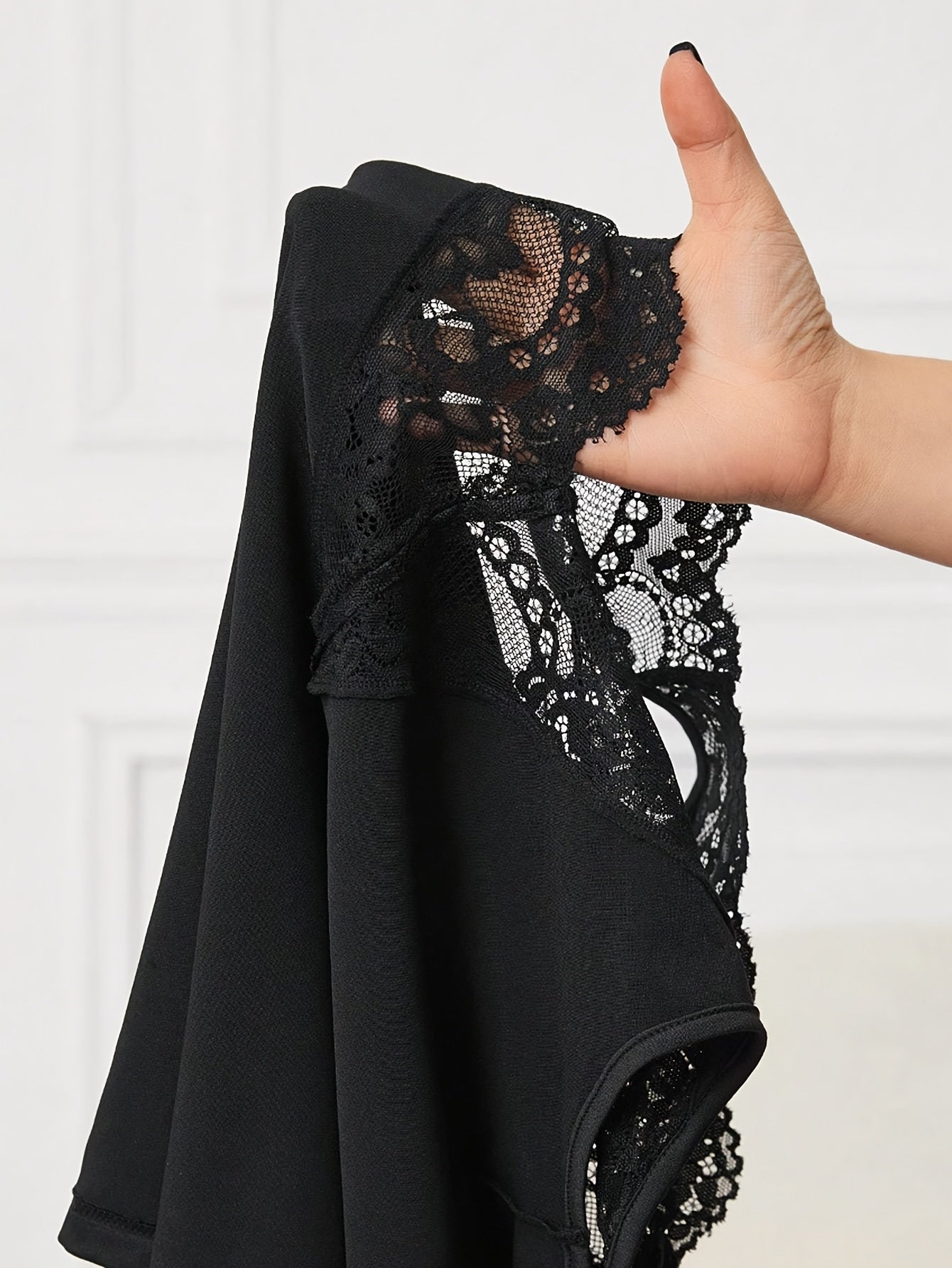 Women's Elegant V-Neck Contrast Lace Splicing Nightgown Set