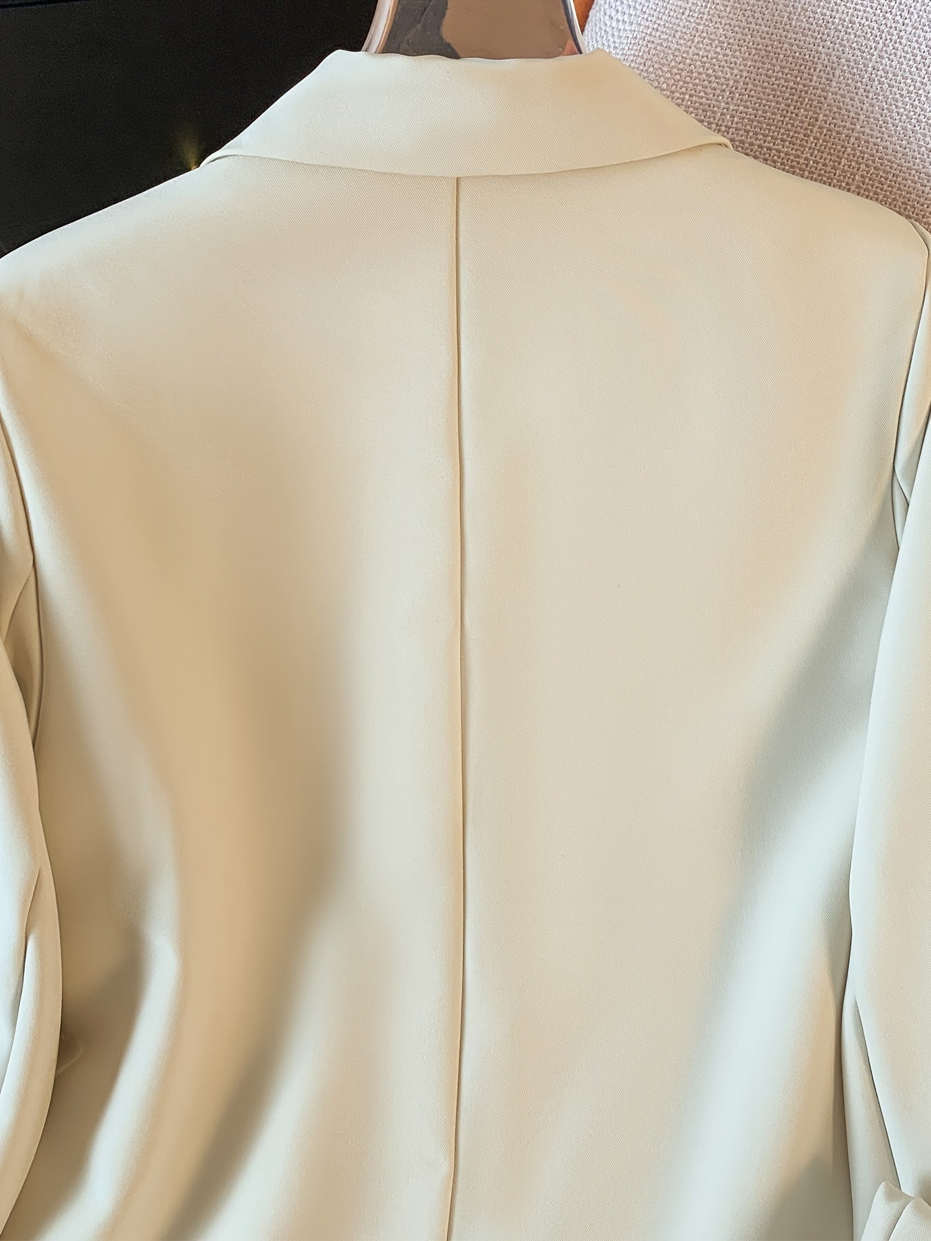 Chic Light Blue Slim-Fit Blazer կանանց համար. Նորաձև երկարաթև աշխատանքային գրասենյակային վերնազգեստ ոսկե կոճակով, էլեգանտ պոլիեսթեր գործվածք, կատարյալ գարնան և աշնան համար