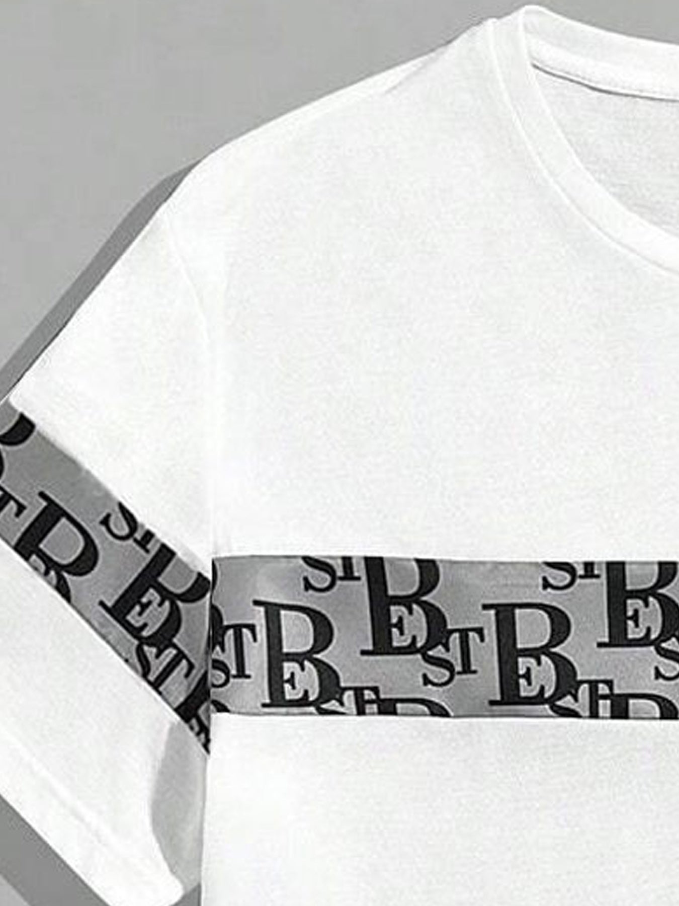 A fashionable letter print design T-shirt set, featuring a combination of round neck, short sleeves and shorts, is casual, simple, comfortable and soft. It is a two-piece set for Men's summer daily casual wear