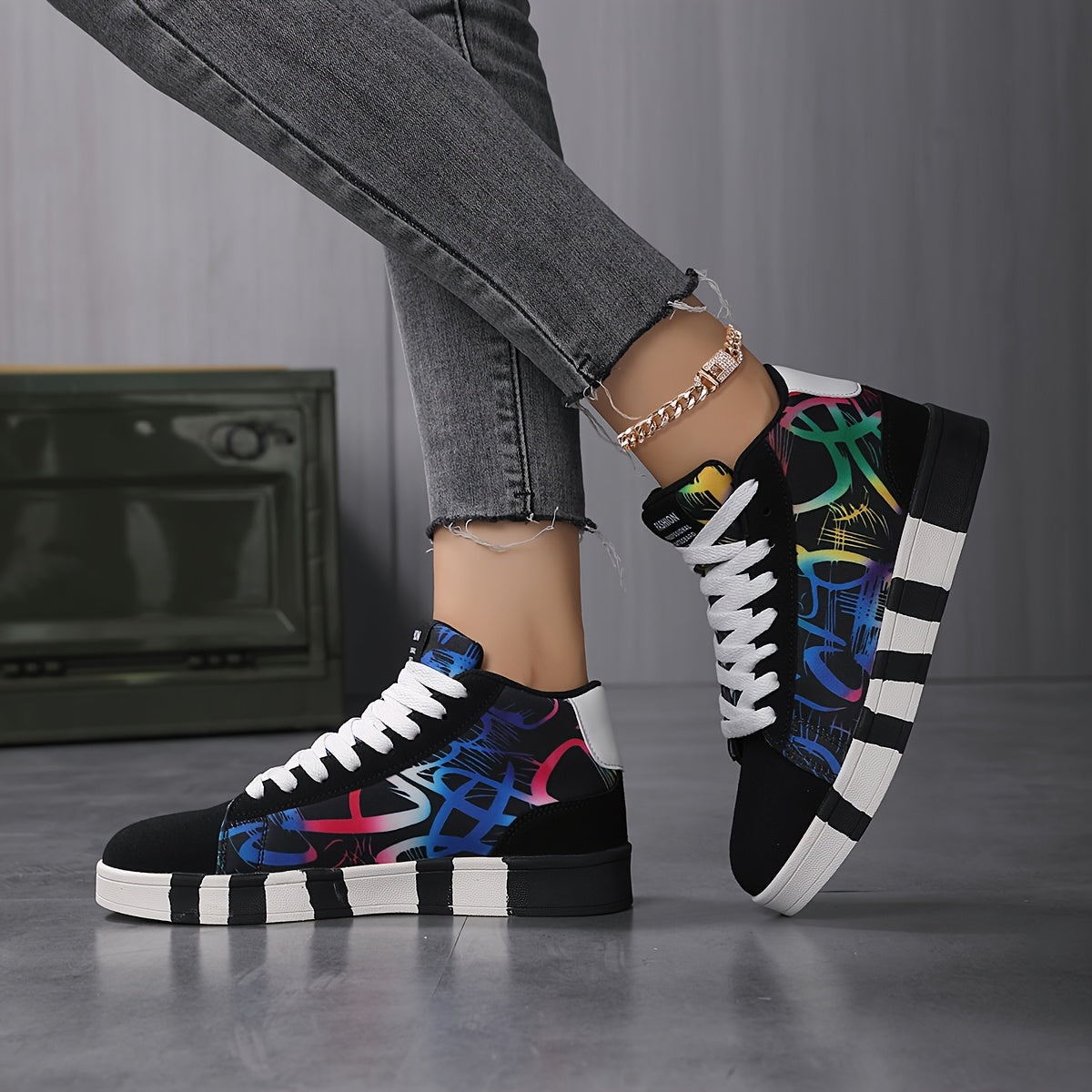 Women'S High-Top Casual Skate Shoes, Black and White Graffiti Design, Lightweight Fabric Lining, All-Season Rubber Sole Sneakers for Outdoor Sports and Hiking, Skate Shoes