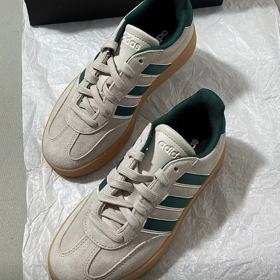 Adidas BARREDA BARREDA Comfortable And Simple Low-Top Flat Sole Sneakers for Women in Brown, Model JP7106.