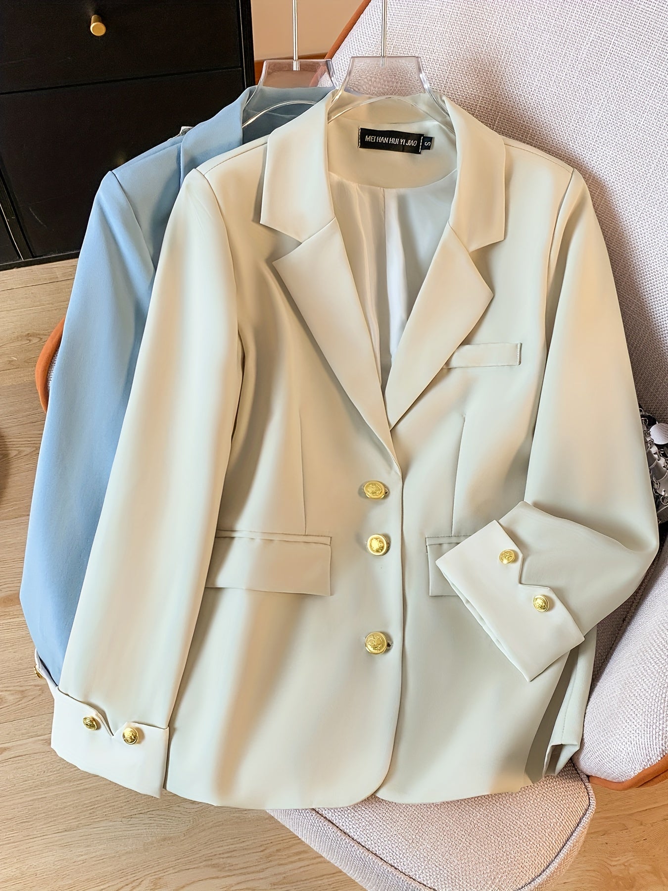 Chic Light Blue Slim-Fit Blazer կանանց համար. Նորաձև երկարաթև աշխատանքային գրասենյակային վերնազգեստ ոսկե կոճակով, էլեգանտ պոլիեսթեր գործվածք, կատարյալ գարնան և աշնան համար