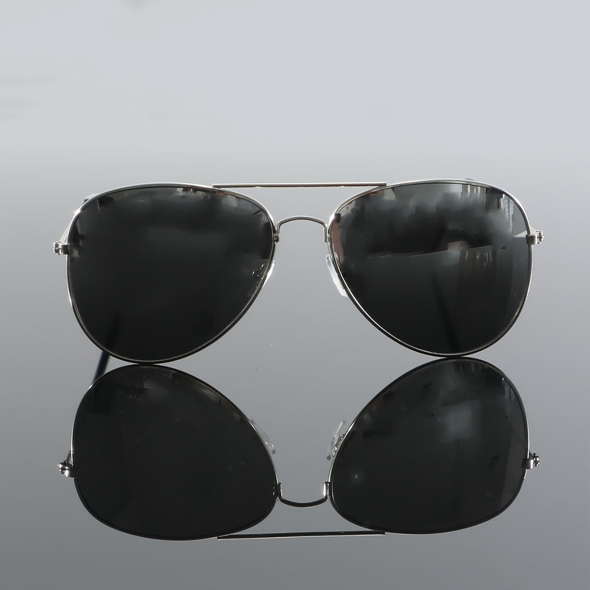 1 Pair of Men's Silvery Reflective Metal Oval Double Beam Retro Mature Personality and Casual Fashion Glasses
