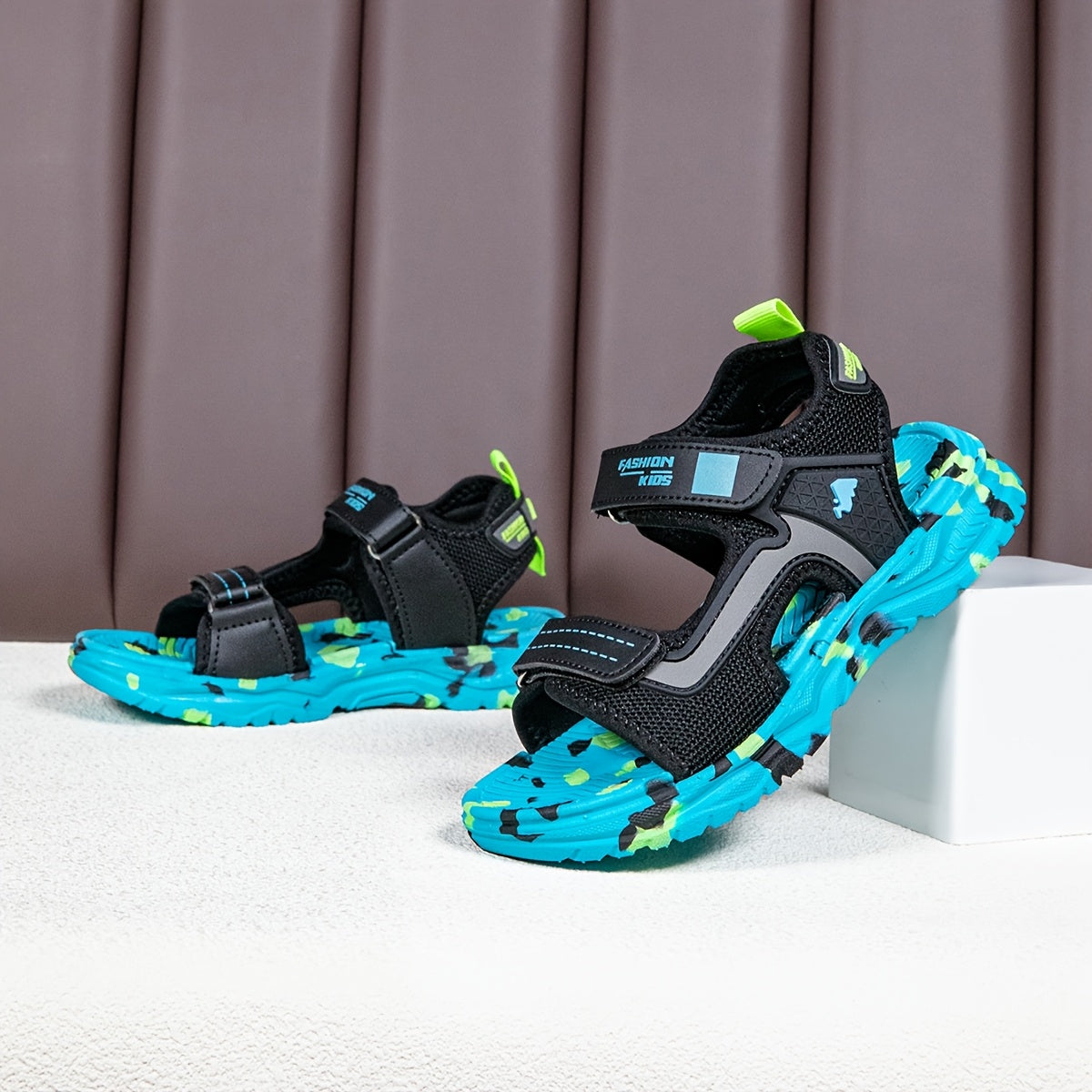 Pair of Boys' Summer Barefoot Sandals with Random Print, Fashionable Buckle Strap Outdoor Beach Sports Sandals Quick-Drying Lightweight EVA Shock Absorption Soles Breathable and Wear-Resistant Casual Sandals