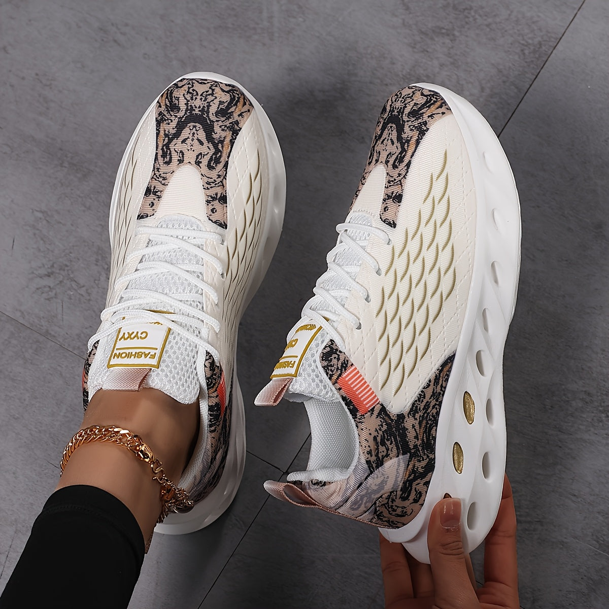 New Fish Scale Large Size Women's Couple Lace-Up Breathable Knitted Running Shoes, Fashion Casual Trendy Sports Sneakers with Perforated Soles and Comfortable High-Top Coconut Design