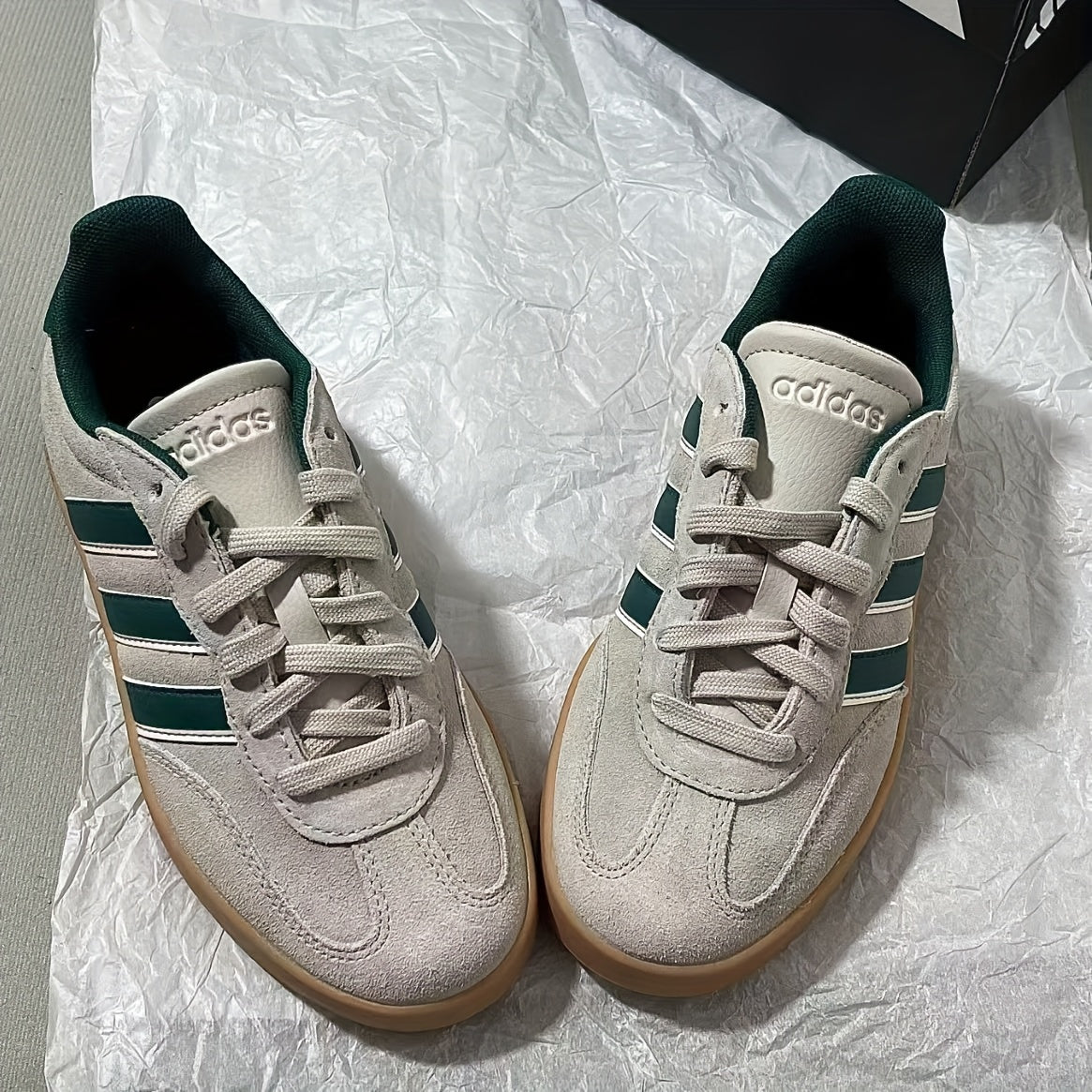 Adidas BARREDA BARREDA Comfortable And Simple Low-Top Flat Sole Sneakers for Women in Brown, Model JP7106.
