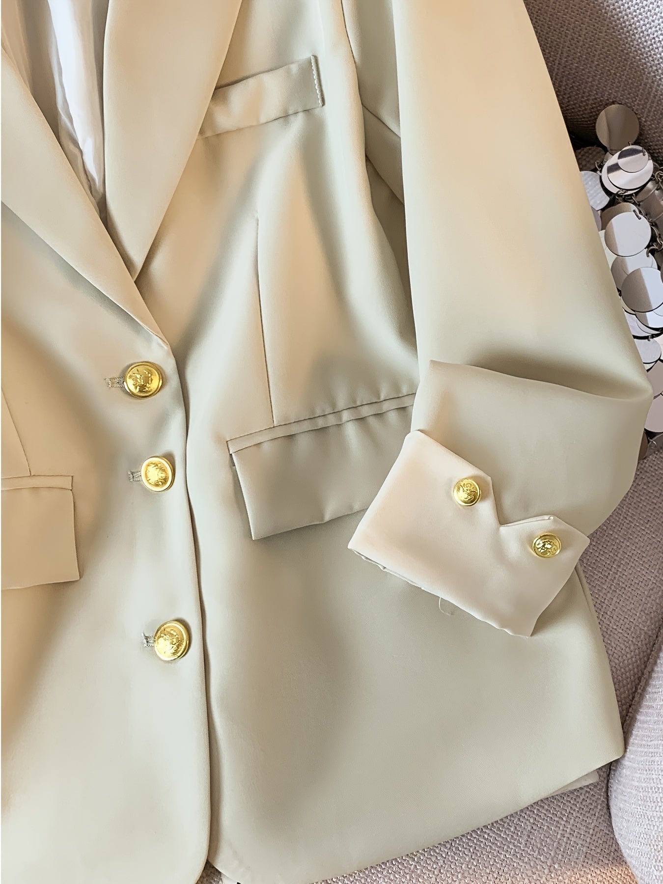 Chic Light Blue Slim-Fit Blazer կանանց համար. Նորաձև երկարաթև աշխատանքային գրասենյակային վերնազգեստ ոսկե կոճակով, էլեգանտ պոլիեսթեր գործվածք, կատարյալ գարնան և աշնան համար
