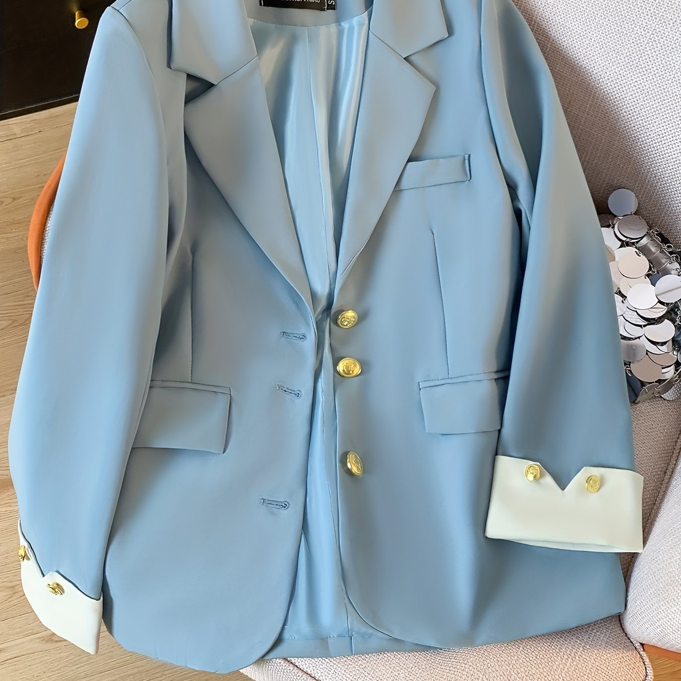 Chic Light Blue Slim-Fit Blazer կանանց համար. Նորաձև երկարաթև աշխատանքային գրասենյակային վերնազգեստ ոսկե կոճակով, էլեգանտ պոլիեսթեր գործվածք, կատարյալ գարնան և աշնան համար