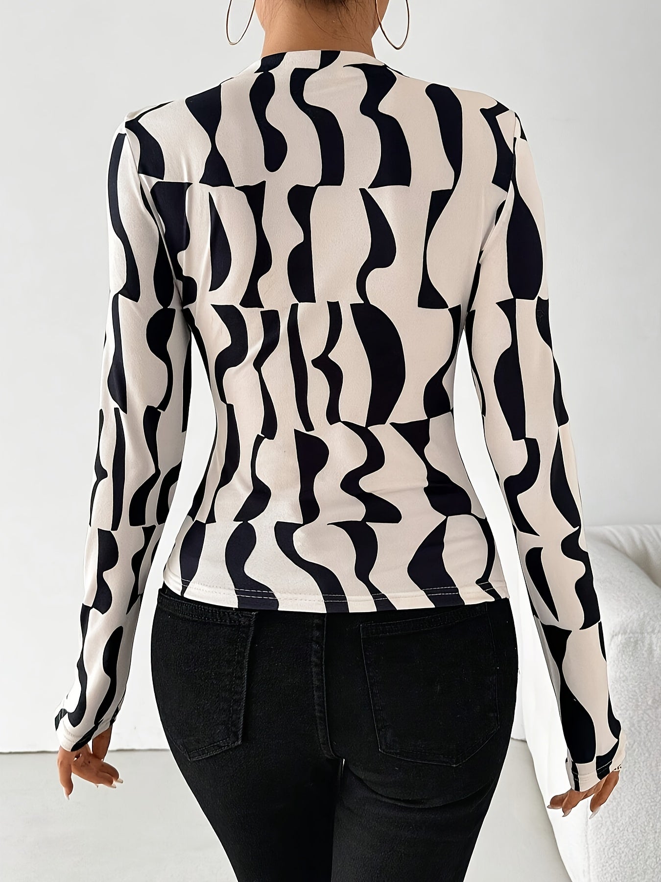 Women'S Chic Asymmetrical Geometric Print Pleated Edge T-Shirt - High Neck, Slim Fit, Black & White Design, Perfect for Spring/Summer/Fall, Versatile Fashion Item|Slim Fit Top|Glossy Texture