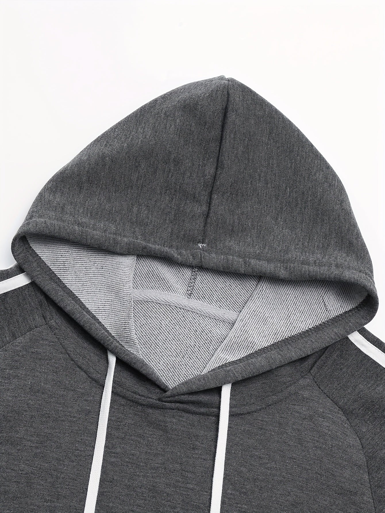A Set of Two Men'S Casual Sports Outfits, Featuring a Striped Design with Moderately Soft Fabric, Suitable for Outdoor Running And Fitness Activities in All Seasons.