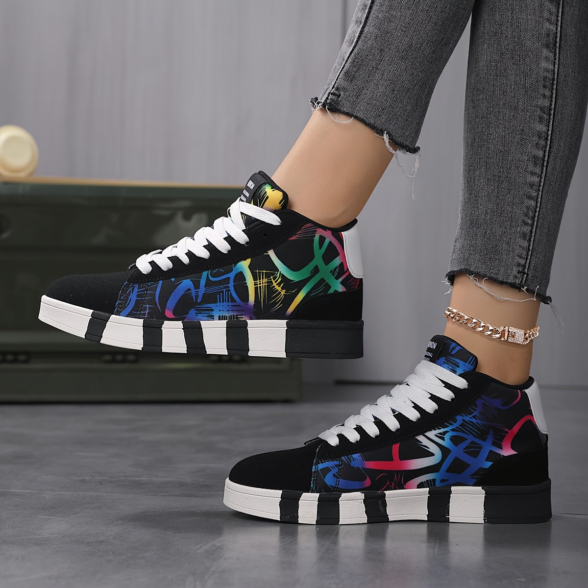 Women'S High-Top Casual Skate Shoes, Black and White Graffiti Design, Lightweight Fabric Lining, All-Season Rubber Sole Sneakers for Outdoor Sports and Hiking, Skate Shoes