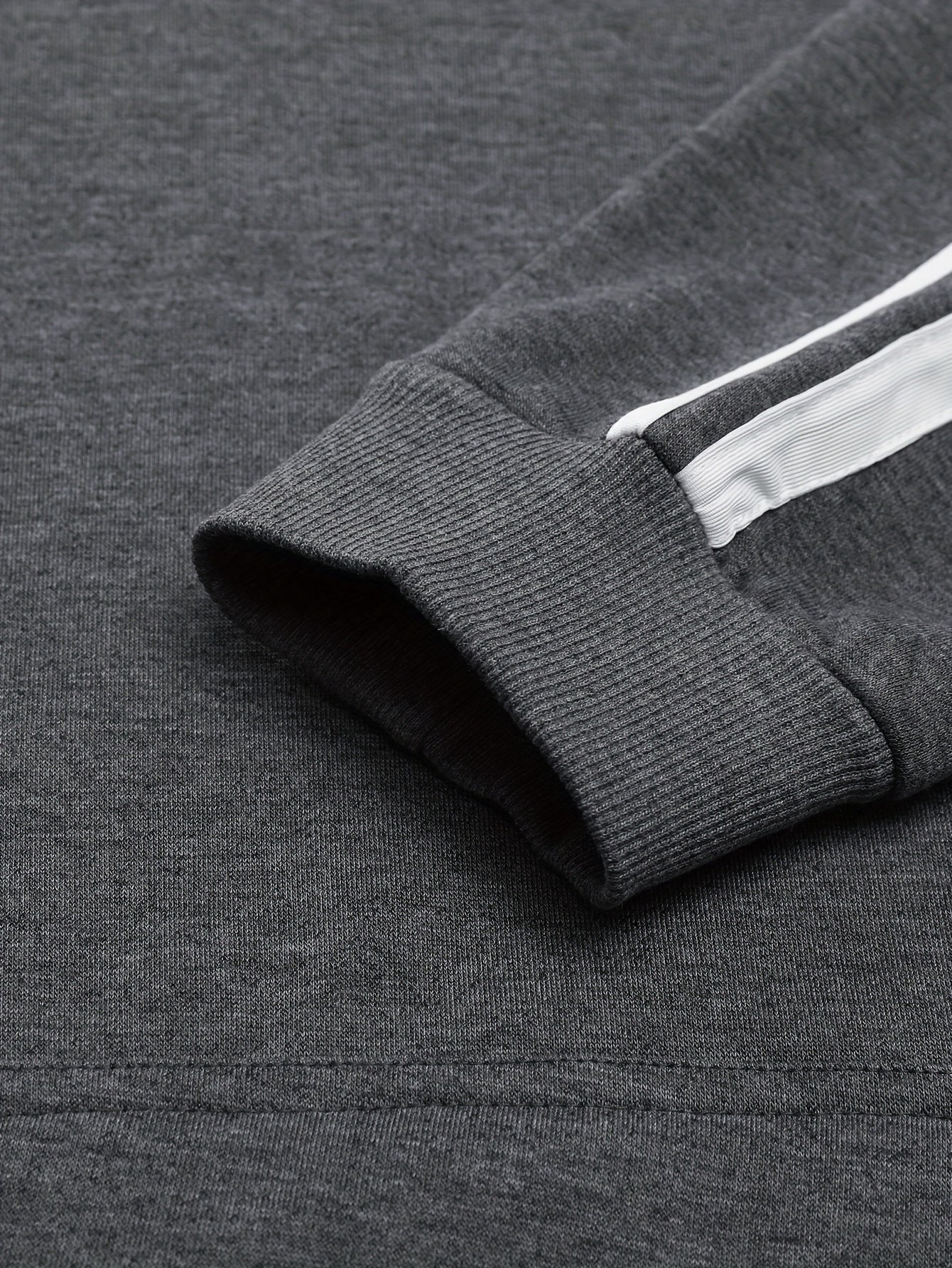 A Set of Two Men'S Casual Sports Outfits, Featuring a Striped Design with Moderately Soft Fabric, Suitable for Outdoor Running And Fitness Activities in All Seasons.