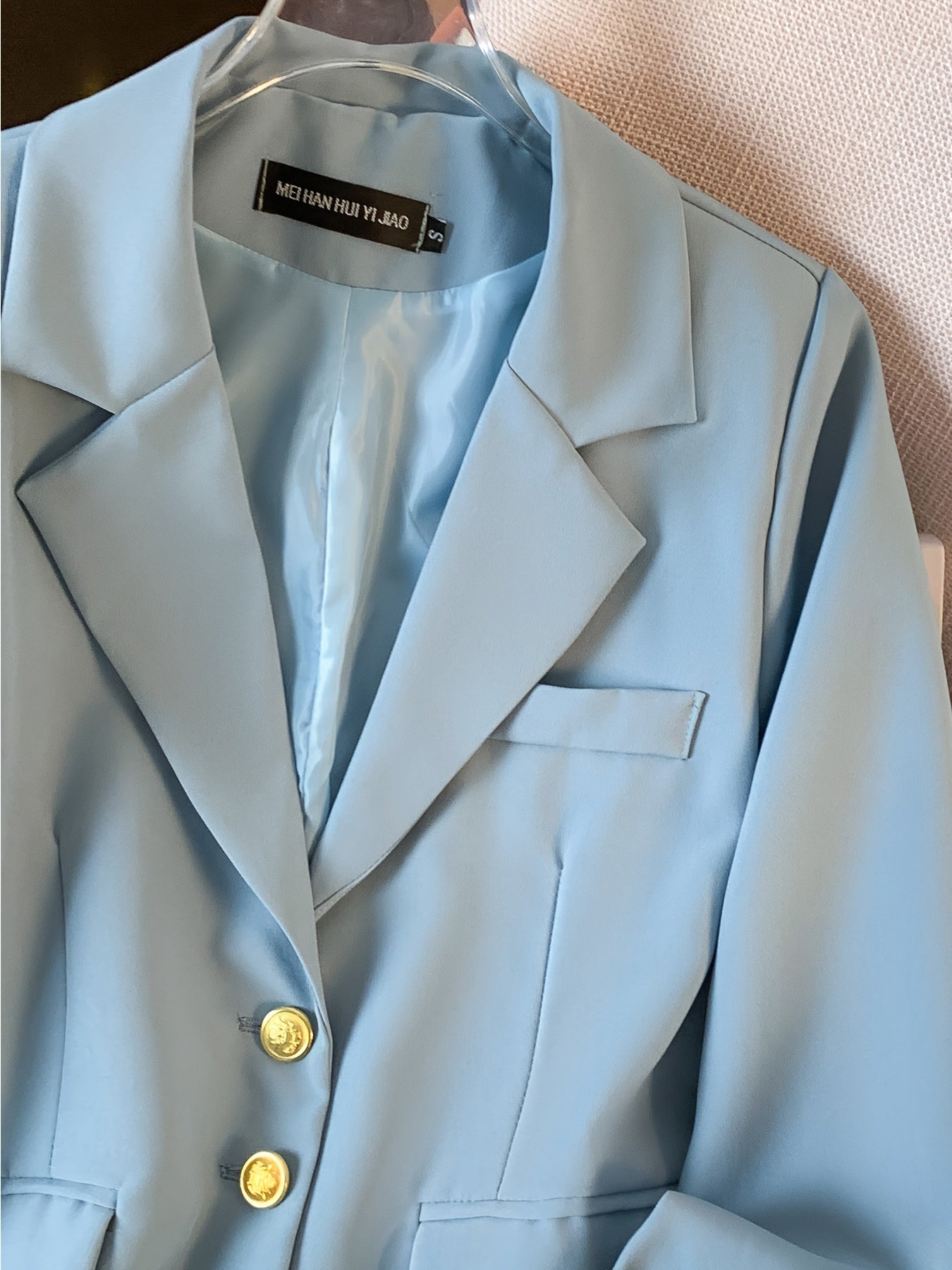 Chic Light Blue Slim-Fit Blazer կանանց համար. Նորաձև երկարաթև աշխատանքային գրասենյակային վերնազգեստ ոսկե կոճակով, էլեգանտ պոլիեսթեր գործվածք, կատարյալ գարնան և աշնան համար