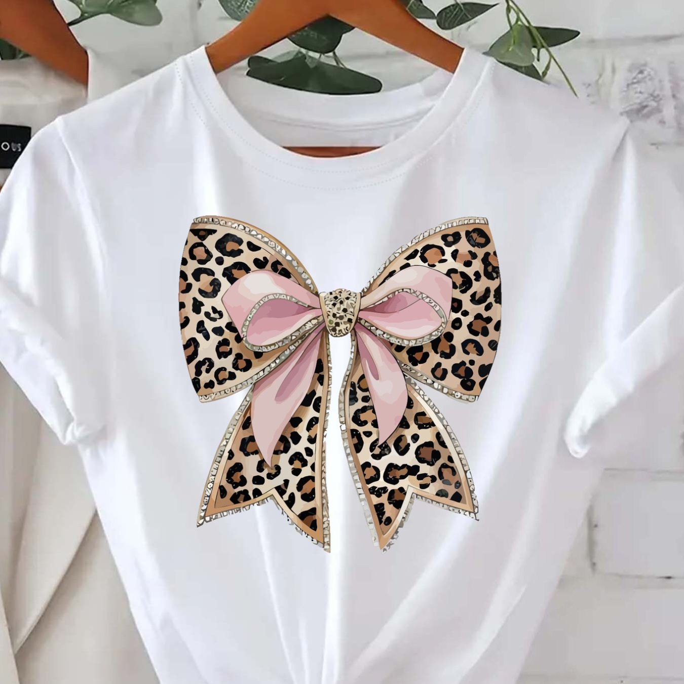 Women'S Leopard Print Bow T-Shirt, Short Sleeve Crew Neck Casual Top for Spring & Summer, Fashionable Pink Graphic Tee with Golden Accents, Ladies T Shirts