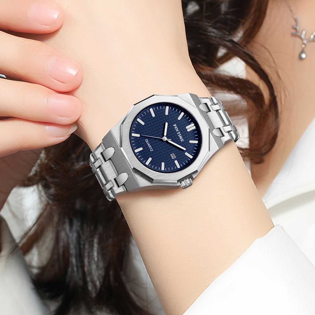 A Quartz-made Ladies' Watch With A 12-sided Case Featuring A Calendar, Suitable For All Occasions, Looks Good On Any Woman Wearing It.