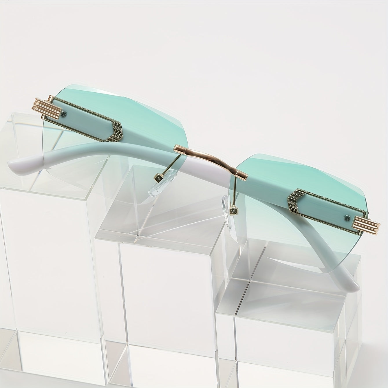 A Pair of Men'S Stylish Metal Square Frameless Glasses with Gradient Ocean Lenses, Perfect for Streetwear And Everyday Use for Trendy Guys in Europe And America.