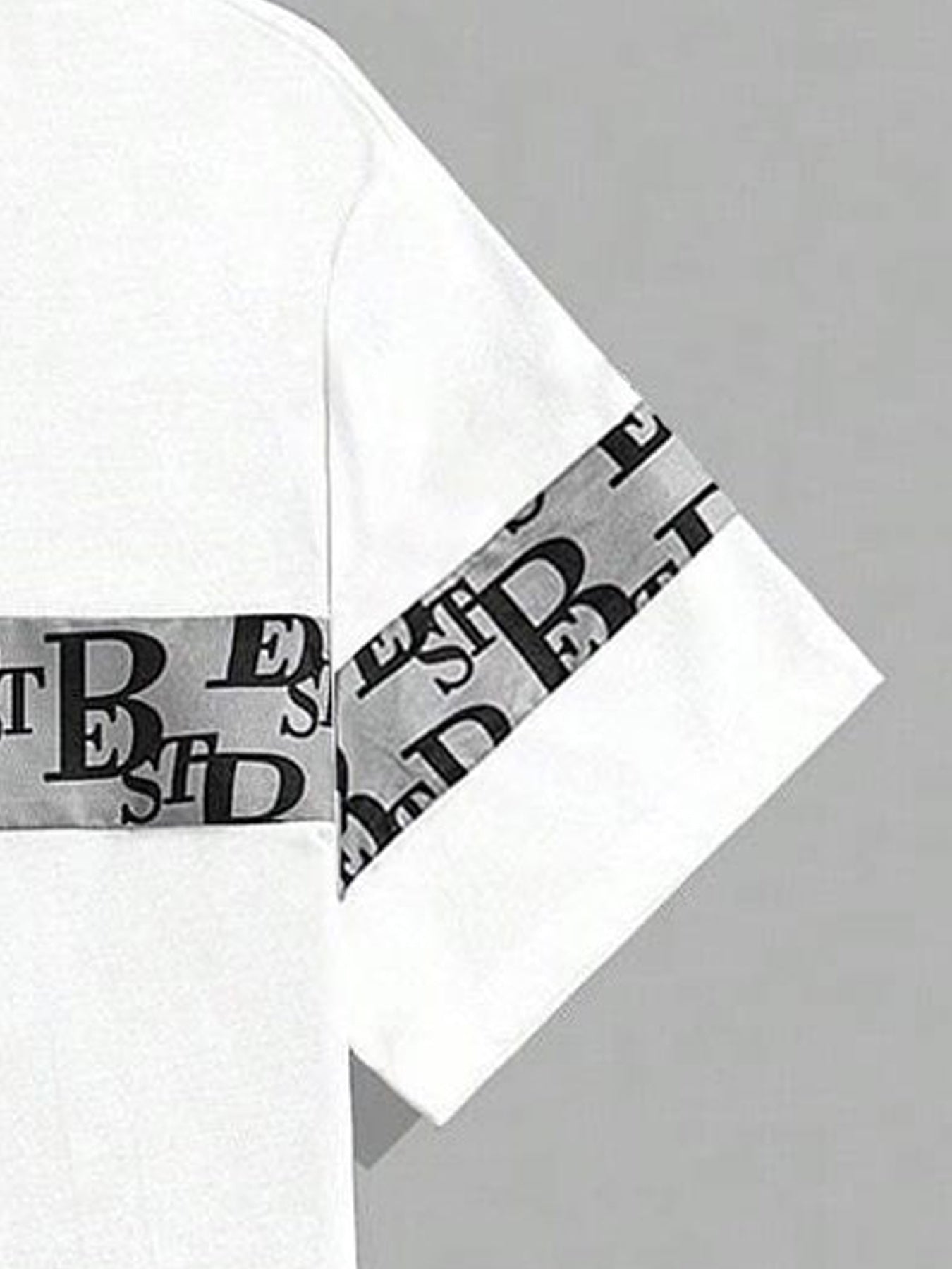 A fashionable letter print design T-shirt set, featuring a combination of round neck, short sleeves and shorts, is casual, simple, comfortable and soft. It is a two-piece set for Men's summer daily casual wear