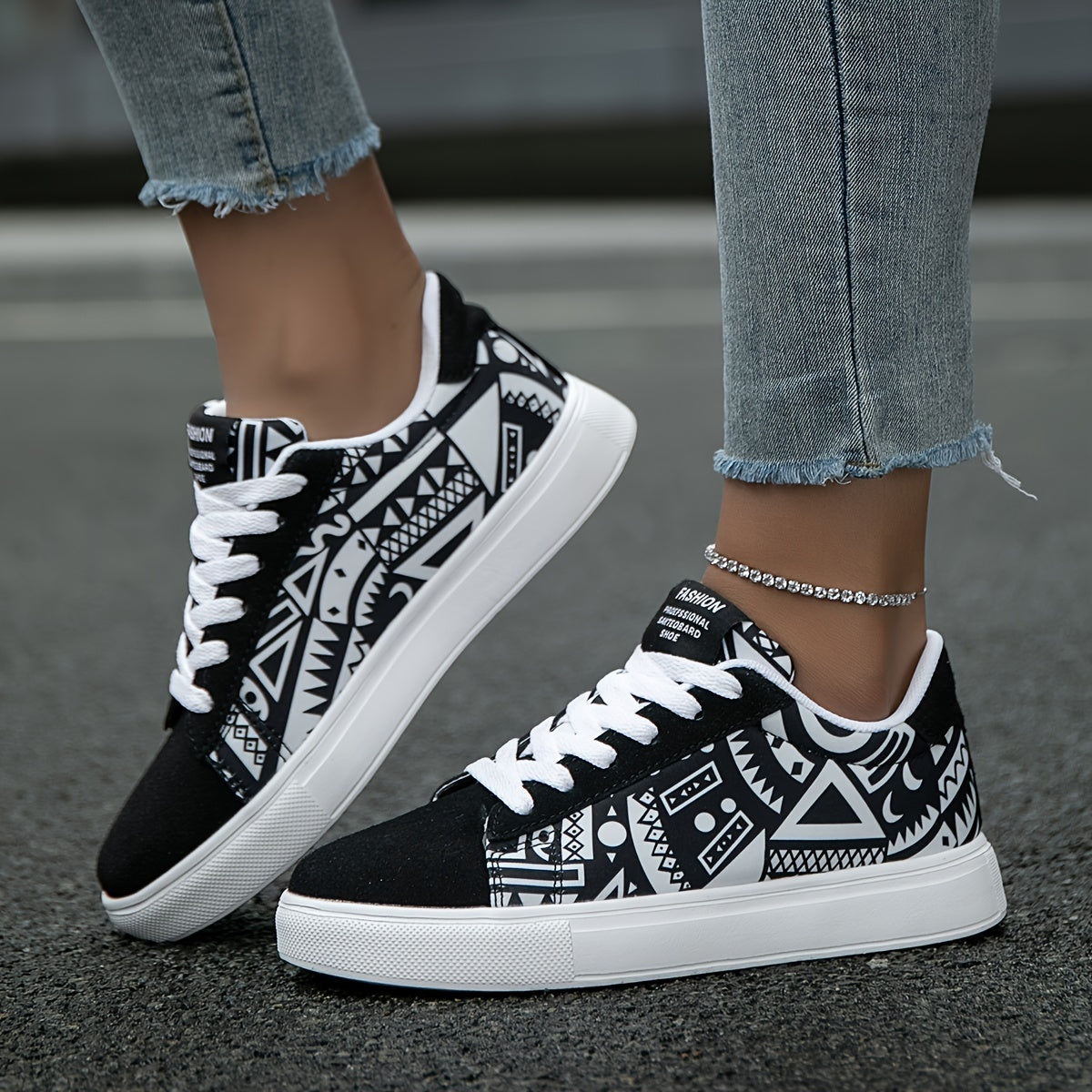 Women's Casual Skate Shoes Geometric Pattern Random Print Versatile, Lightweight Anti-Slip Outdoor Sports Daily Wear Walking Sneakers