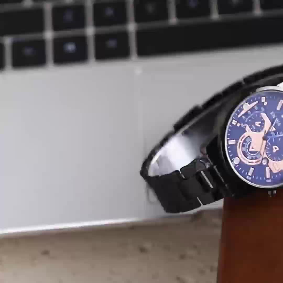A Stylish And Casual Men's Watch With A Round Dial And Quartz Movement