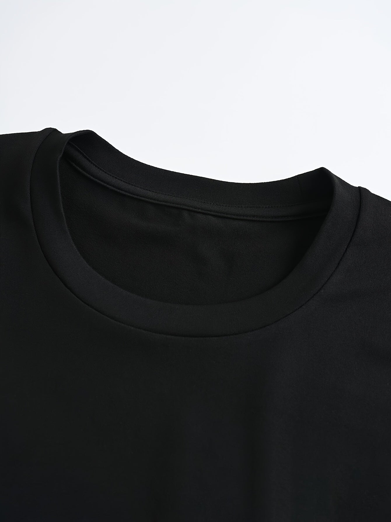 A Stylish Women'S T-Shirt Featuring a Unique Red Heart Design, Perfect for Valentine'S Day, with Short Sleeves And a Casual Round Neck, Suitable for Spring And Summer Wear.