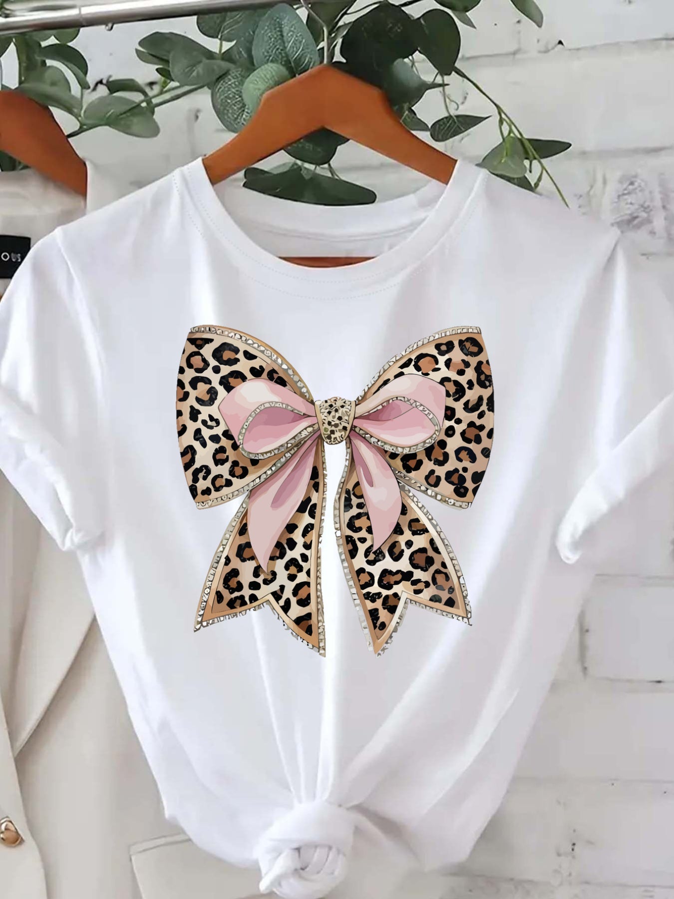 Women'S Leopard Print Bow T-Shirt, Short Sleeve Crew Neck Casual Top for Spring & Summer, Fashionable Pink Graphic Tee with Golden Accents, Ladies T Shirts