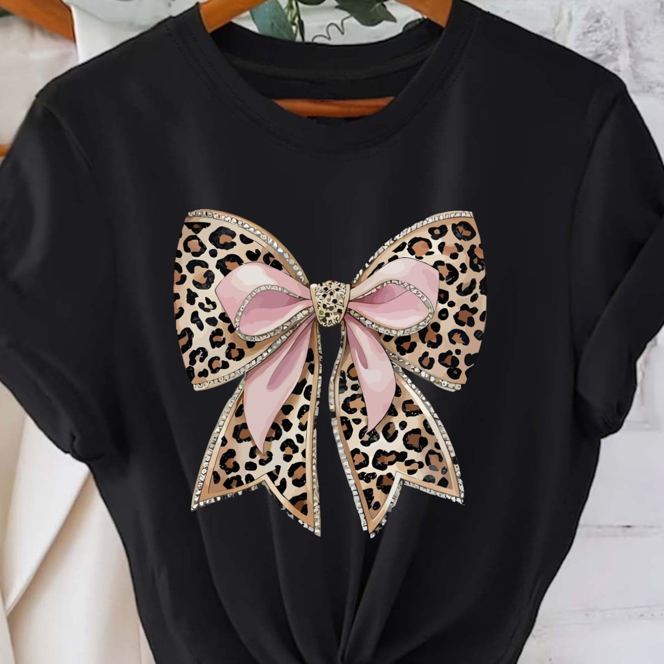 Women'S Leopard Print Bow T-Shirt, Short Sleeve Crew Neck Casual Top for Spring & Summer, Fashionable Pink Graphic Tee with Golden Accents, Ladies T Shirts