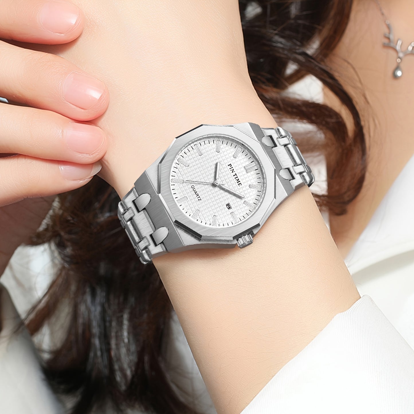 A Quartz-made Ladies' Watch With A 12-sided Case Featuring A Calendar, Suitable For All Occasions, Looks Good On Any Woman Wearing It.
