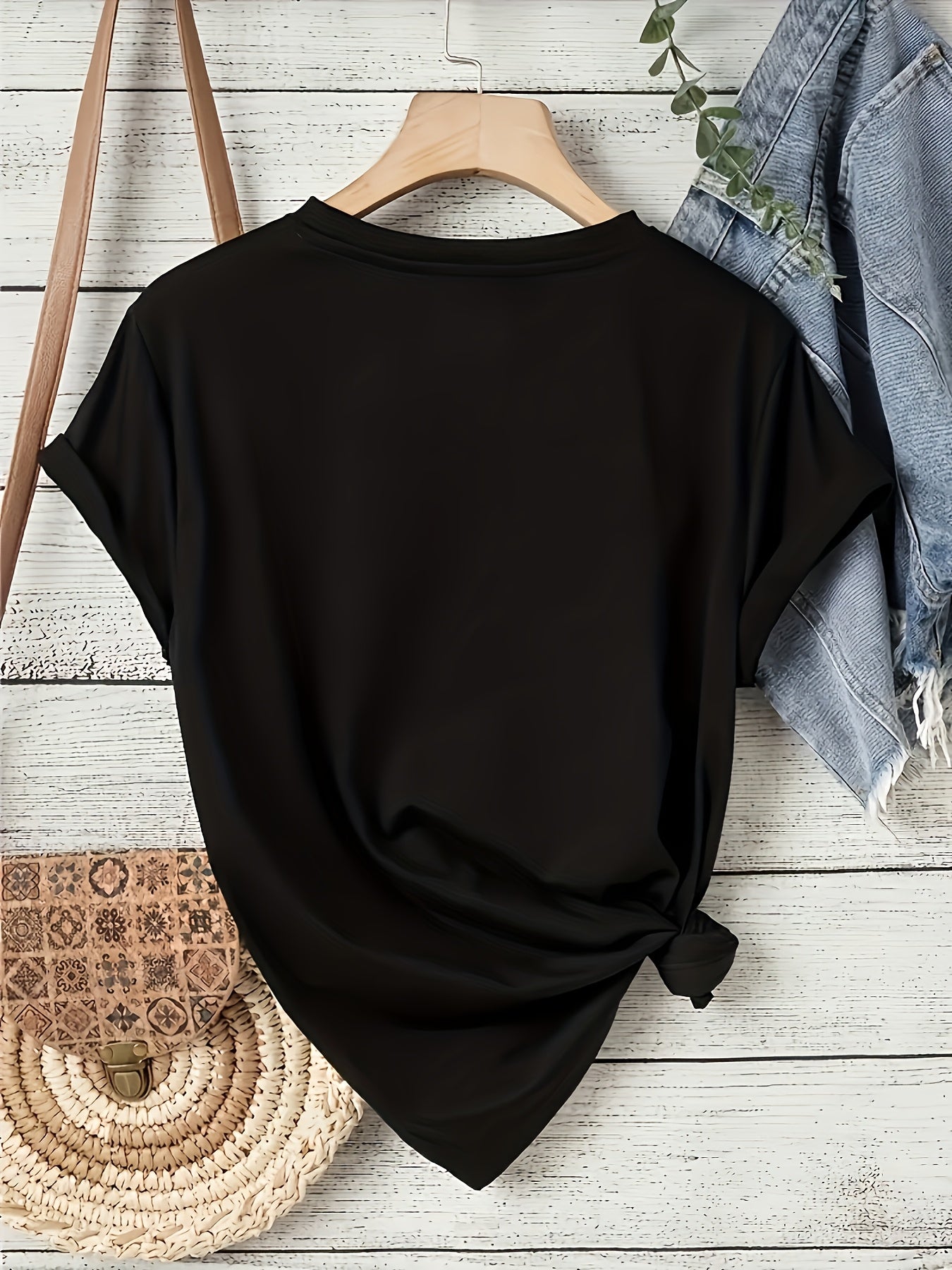 A Stylish Women'S T-Shirt Featuring a Unique Red Heart Design, Perfect for Valentine'S Day, with Short Sleeves And a Casual Round Neck, Suitable for Spring And Summer Wear.