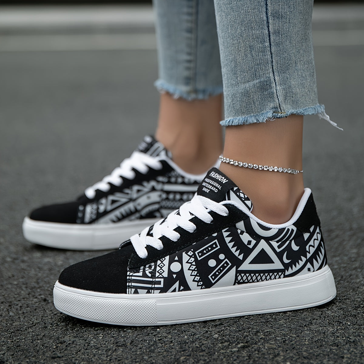 Women's Casual Skate Shoes Geometric Pattern Random Print Versatile, Lightweight Anti-Slip Outdoor Sports Daily Wear Walking Sneakers