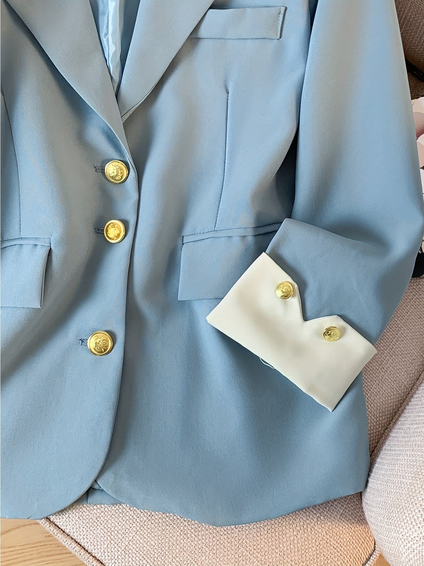 Chic Light Blue Slim-Fit Blazer կանանց համար. Նորաձև երկարաթև աշխատանքային գրասենյակային վերնազգեստ ոսկե կոճակով, էլեգանտ պոլիեսթեր գործվածք, կատարյալ գարնան և աշնան համար