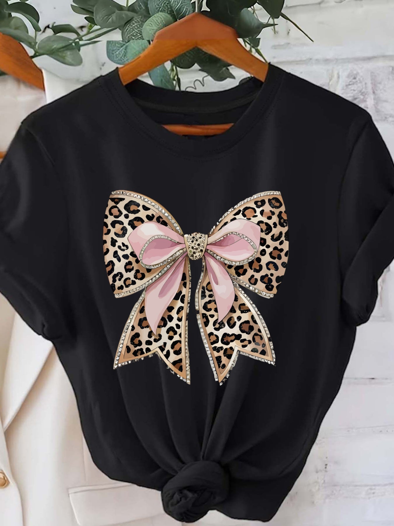 Women'S Leopard Print Bow T-Shirt, Short Sleeve Crew Neck Casual Top for Spring & Summer, Fashionable Pink Graphic Tee with Golden Accents, Ladies T Shirts