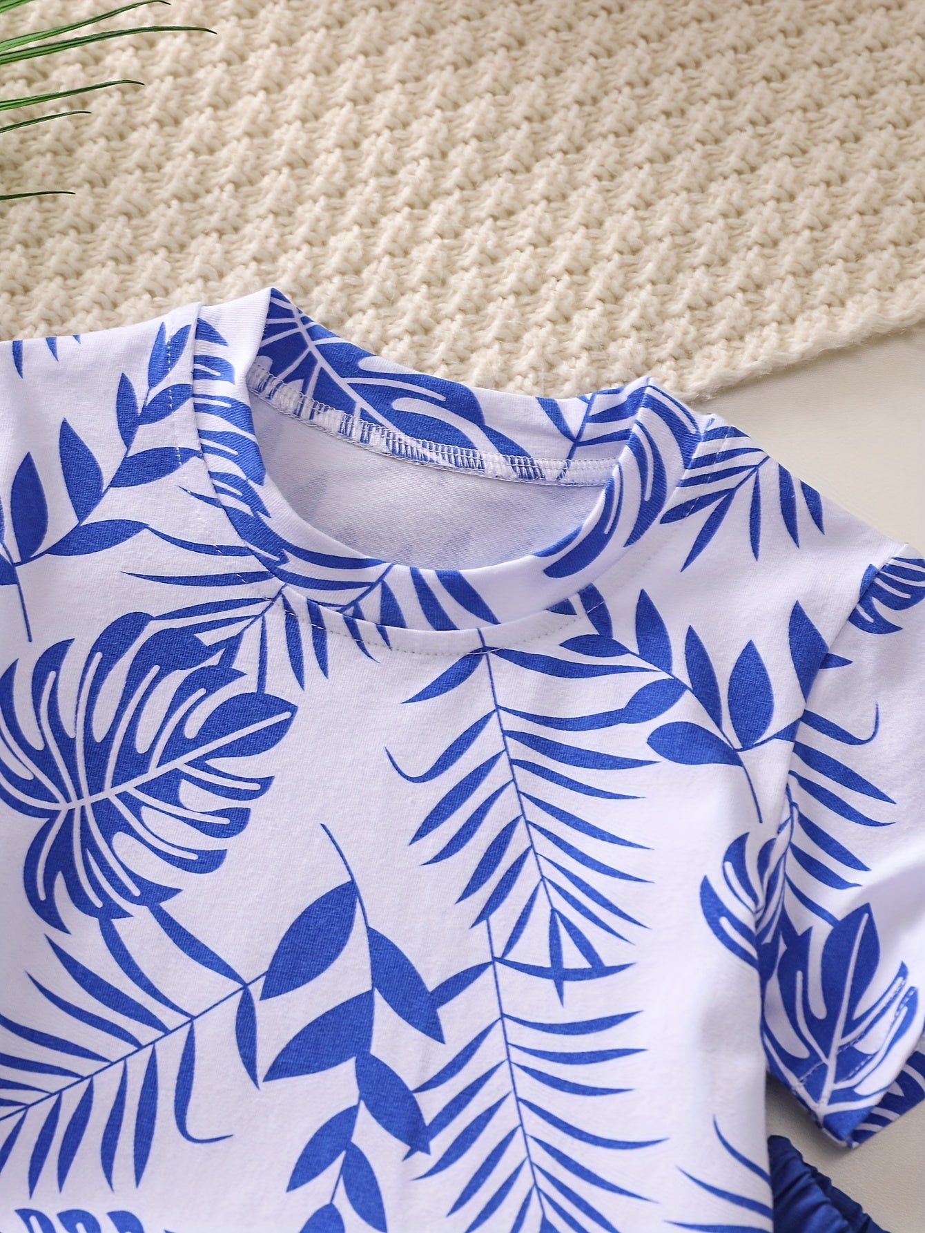 Boys' Tropical Leaf Print Cotton Blend Casual Outfit - Short Sleeve Tee & Drawstring Shorts Set, Machine Washable for Spring/Summer, Perfect for Outdoor
