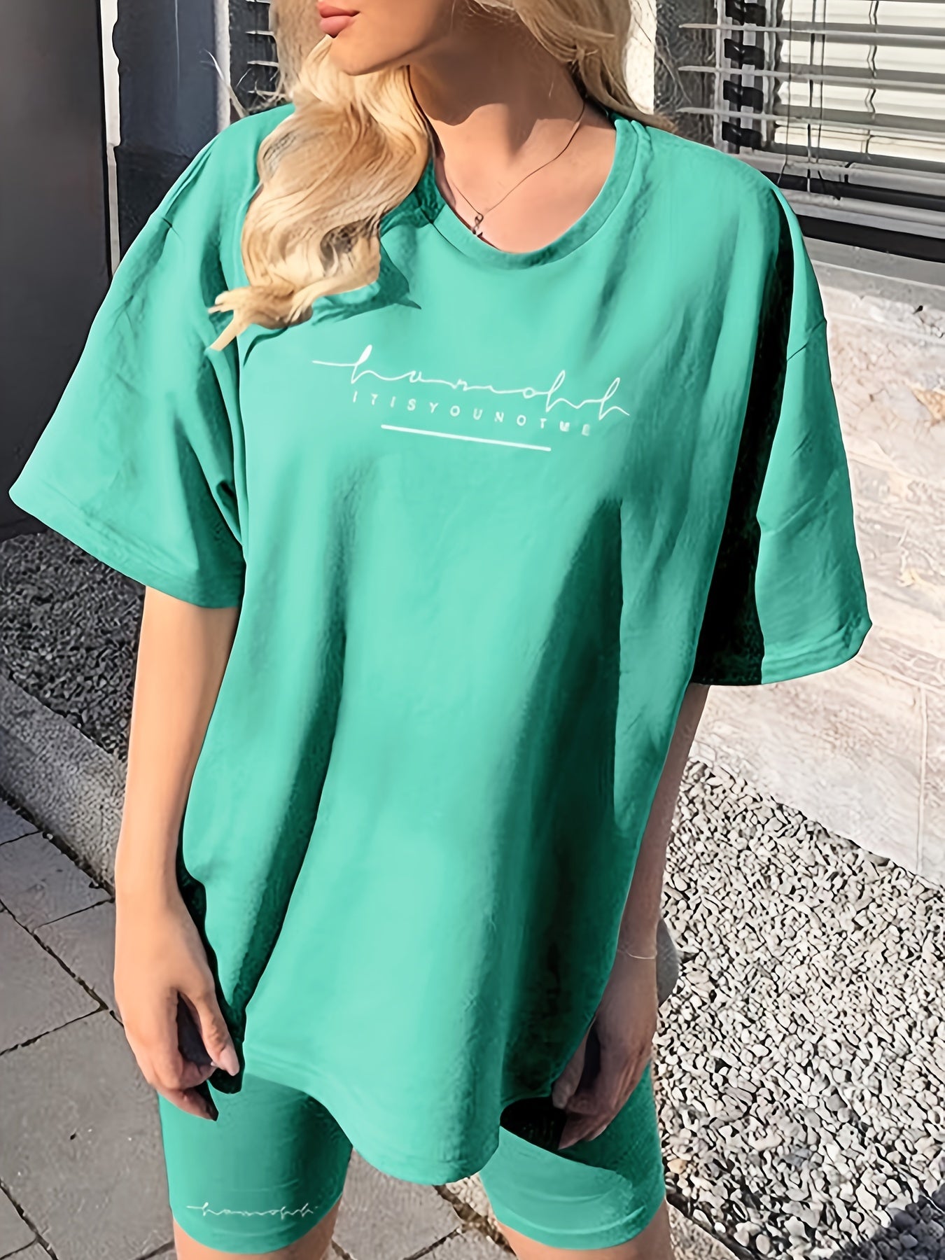 Կանացի շքեղ Lavender Letter Print Casual T-Shirt &amp; Shorts set - Հարմարավետ պոլիեսթեր, միջին ձգվող գործվածք, կլոր վզով, լվացվող մեքենայով - կատարյալ գարուն/ամառ