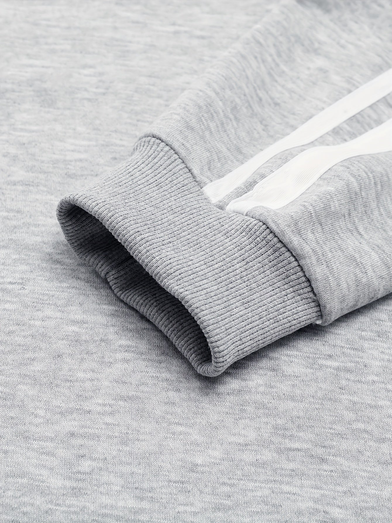 A Set of Two Men'S Casual Sports Outfits, Featuring a Striped Design with Moderately Soft Fabric, Suitable for Outdoor Running And Fitness Activities in All Seasons.