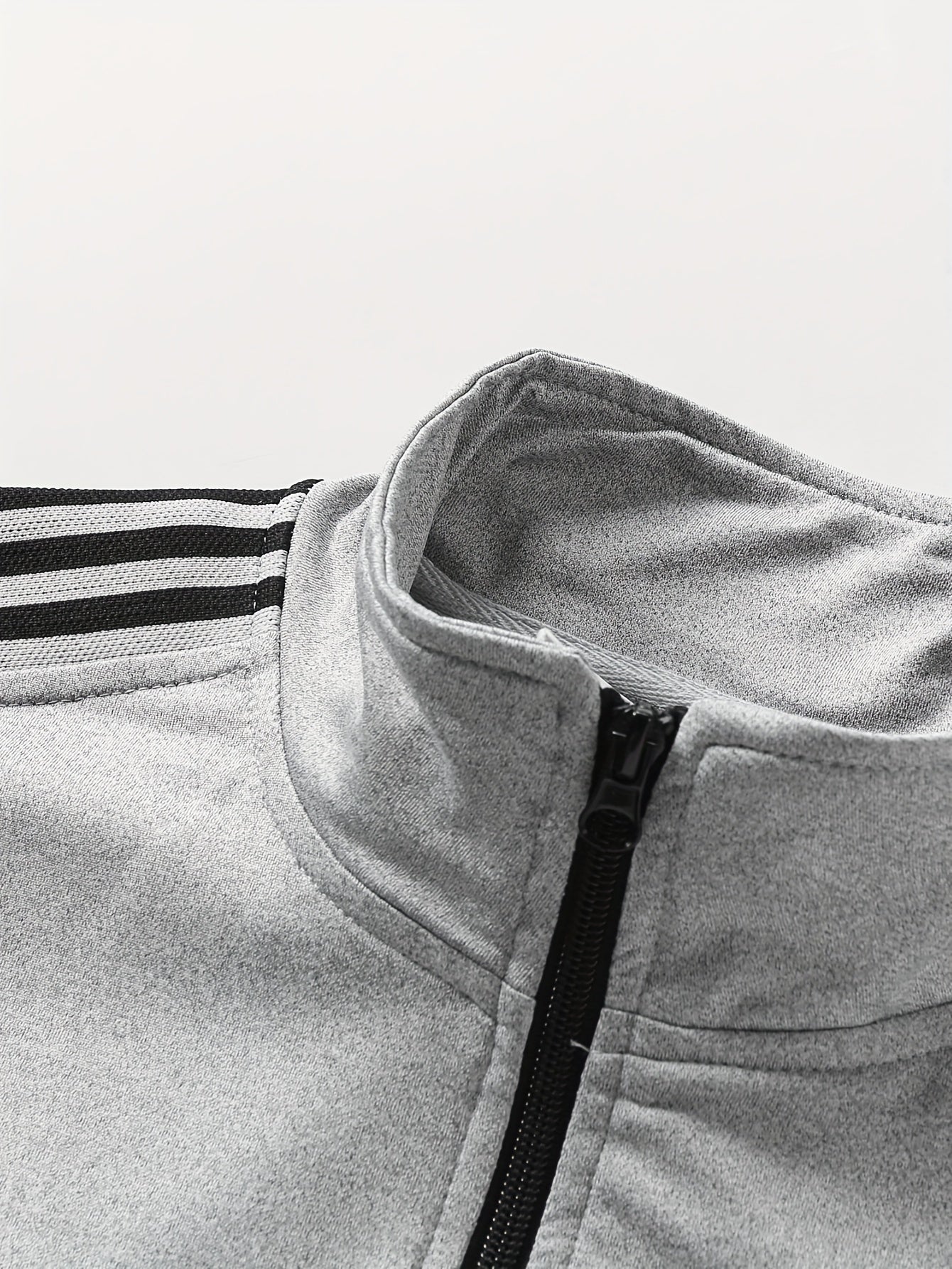 Men'S Spring And Autumn Sports Leisure Set Featuring a Stand-Up Collar Zip-Up Long Sleeve Top, Drawstring Waist Long Pants, Suitable for Running, Outdoor Fitness, And Home Wear, with Pockets And Zippers.