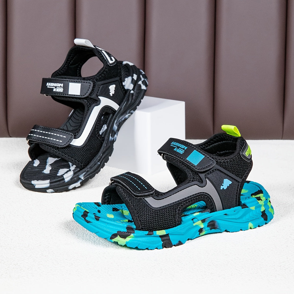 Pair of Boys' Summer Barefoot Sandals with Random Print, Fashionable Buckle Strap Outdoor Beach Sports Sandals Quick-Drying Lightweight EVA Shock Absorption Soles Breathable and Wear-Resistant Casual Sandals