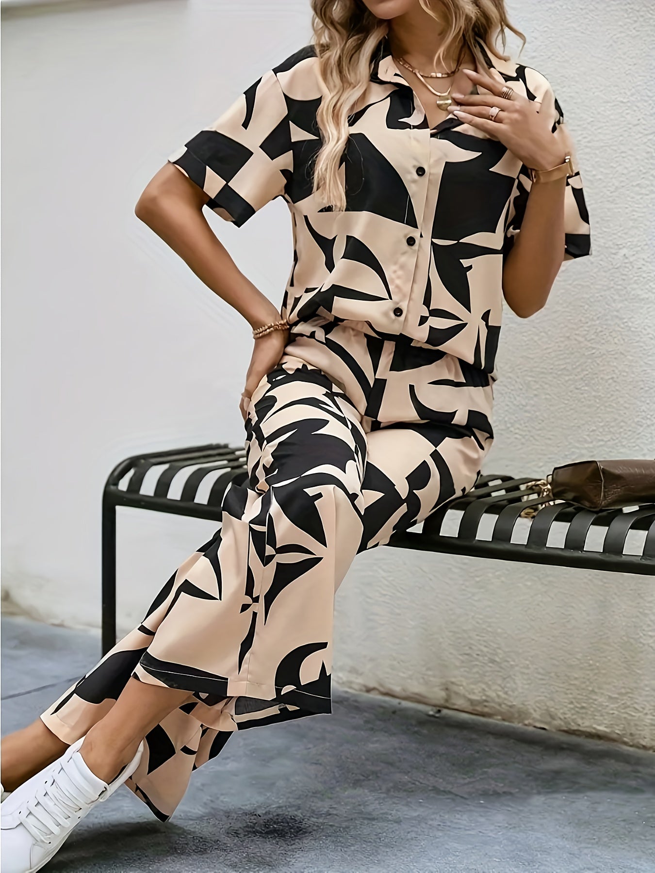 Geometric print button- short-sleeved shirt and wide-leg pants, a new set of elegant shirts for spring and summer