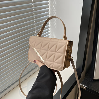 Stylish Small Square Handbag for Women with a Diamond Pattern, Perfect for Shoulder Or Crossbody Wear.