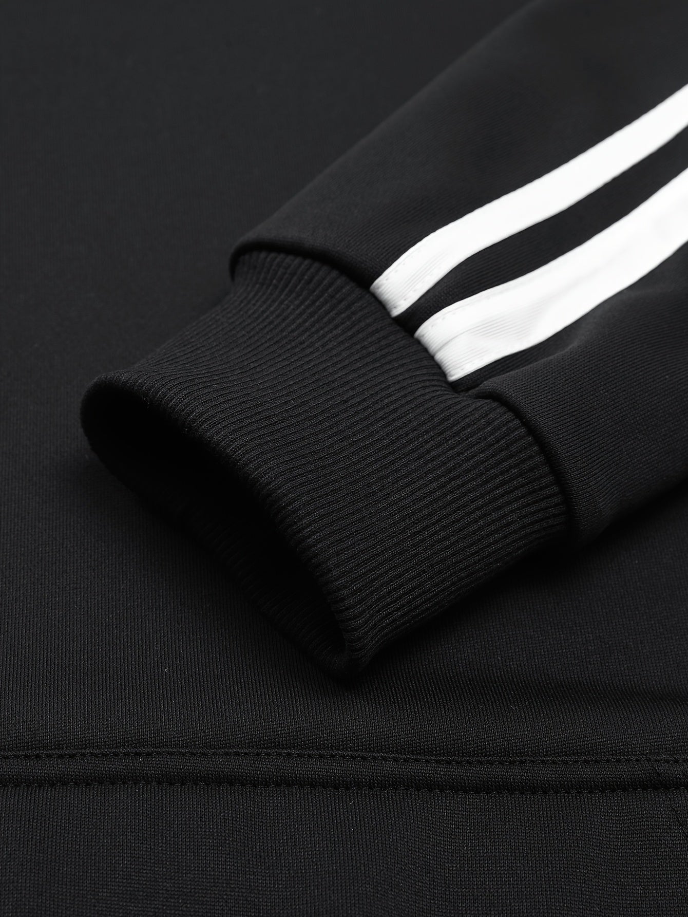 A Set of Two Men'S Casual Sports Outfits, Featuring a Striped Design with Moderately Soft Fabric, Suitable for Outdoor Running And Fitness Activities in All Seasons.