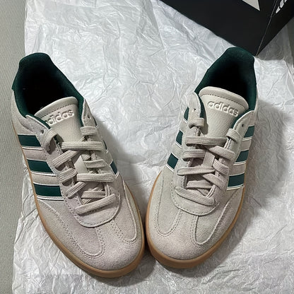 Adidas BARREDA BARREDA Comfortable And Simple Low-Top Flat Sole Sneakers for Women in Brown, Model JP7106.
