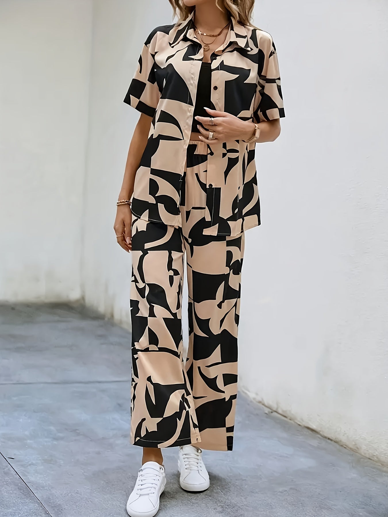 Geometric print button- short-sleeved shirt and wide-leg pants, a new set of elegant shirts for spring and summer