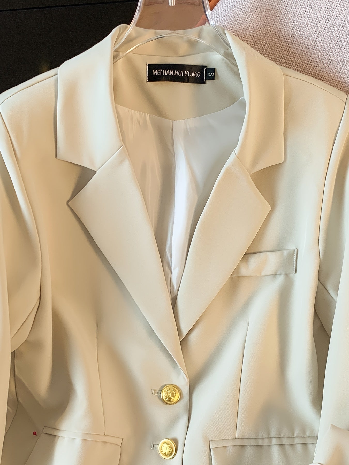 Chic Light Blue Slim-Fit Blazer կանանց համար. Նորաձև երկարաթև աշխատանքային գրասենյակային վերնազգեստ ոսկե կոճակով, էլեգանտ պոլիեսթեր գործվածք, կատարյալ գարնան և աշնան համար