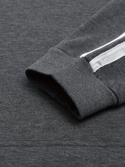 A Set of Two Men'S Casual Sports Outfits, Featuring a Striped Design with Moderately Soft Fabric, Suitable for Outdoor Running And Fitness Activities in All Seasons.