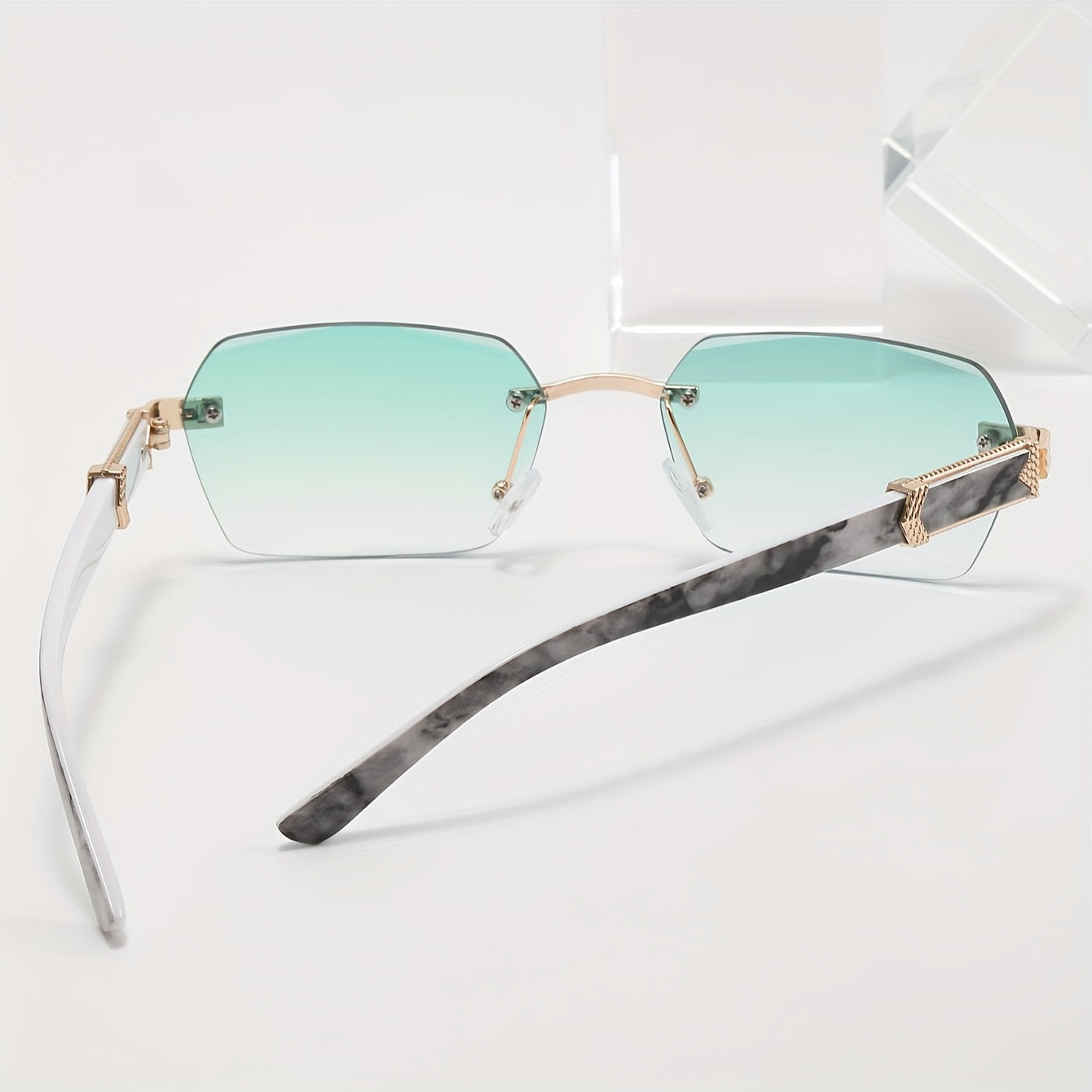 A Pair of Men'S Stylish Metal Square Frameless Glasses with Gradient Ocean Lenses, Perfect for Streetwear And Everyday Use for Trendy Guys in Europe And America.