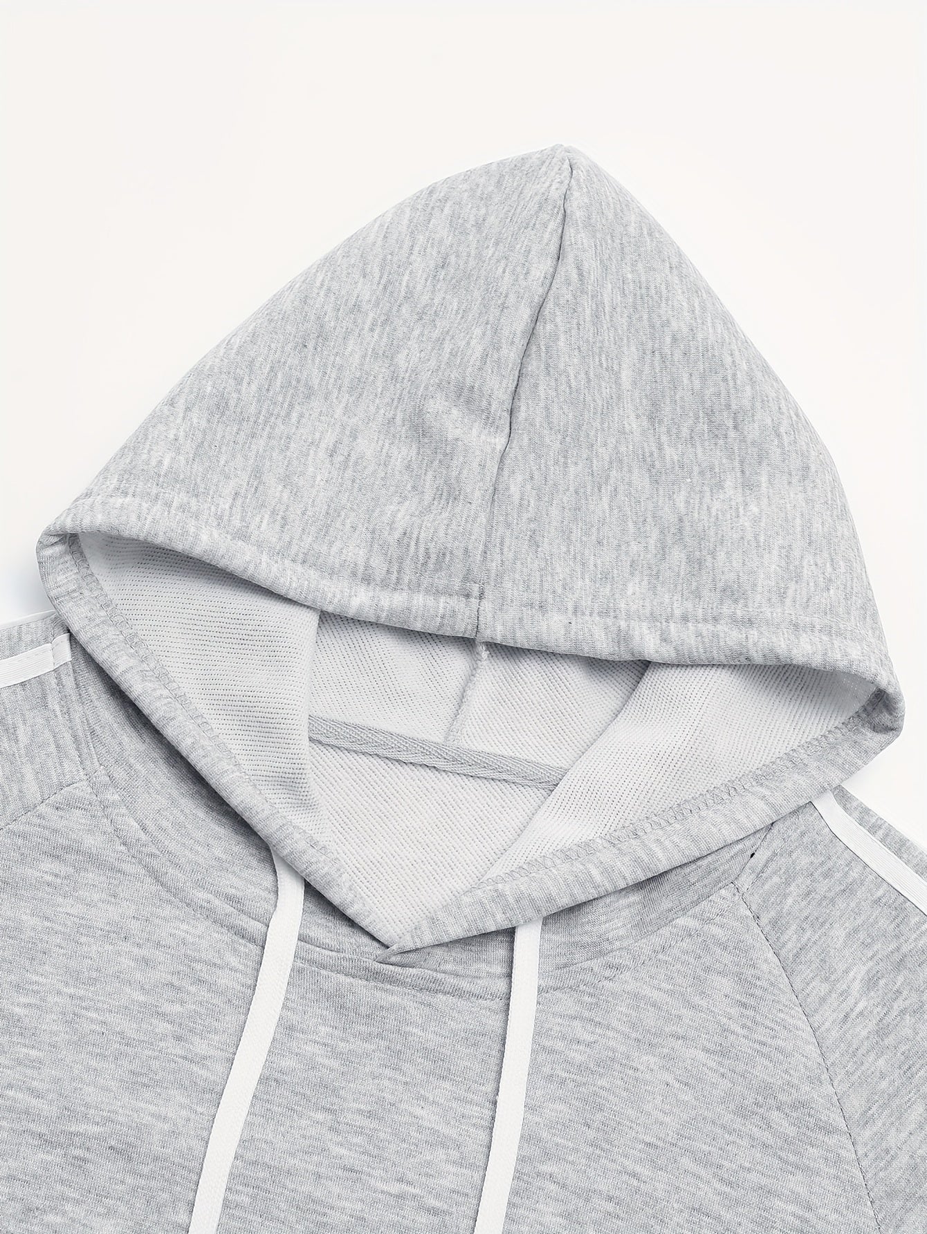 A Set of Two Men'S Casual Sports Outfits, Featuring a Striped Design with Moderately Soft Fabric, Suitable for Outdoor Running And Fitness Activities in All Seasons.