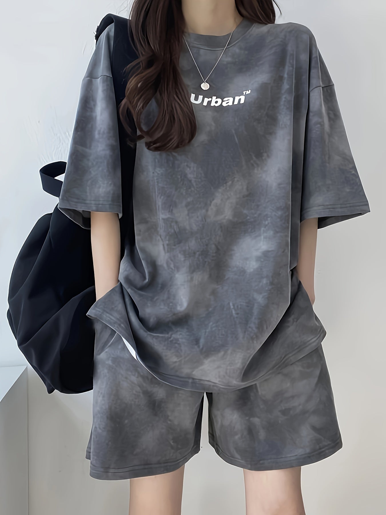 Կանացի Tie-Dye Letter Print Casual սպորտային հագուստի հավաքածու - Հարմարավետ բաց կարճաթև վերնաշապիկ և շորտեր, պոլիեսթեր/սպանդեքս խառնուրդ, լվացվող մեքենայում, իդեալական է տանը կամ դրսում