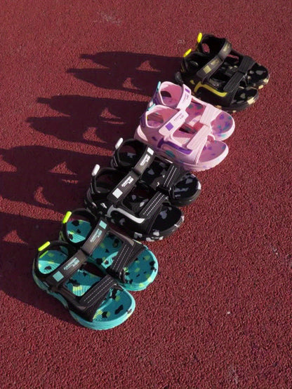 Pair of Boys' Summer Barefoot Sandals with Random Print, Fashionable Buckle Strap Outdoor Beach Sports Sandals Quick-Drying Lightweight EVA Shock Absorption Soles Breathable and Wear-Resistant Casual Sandals